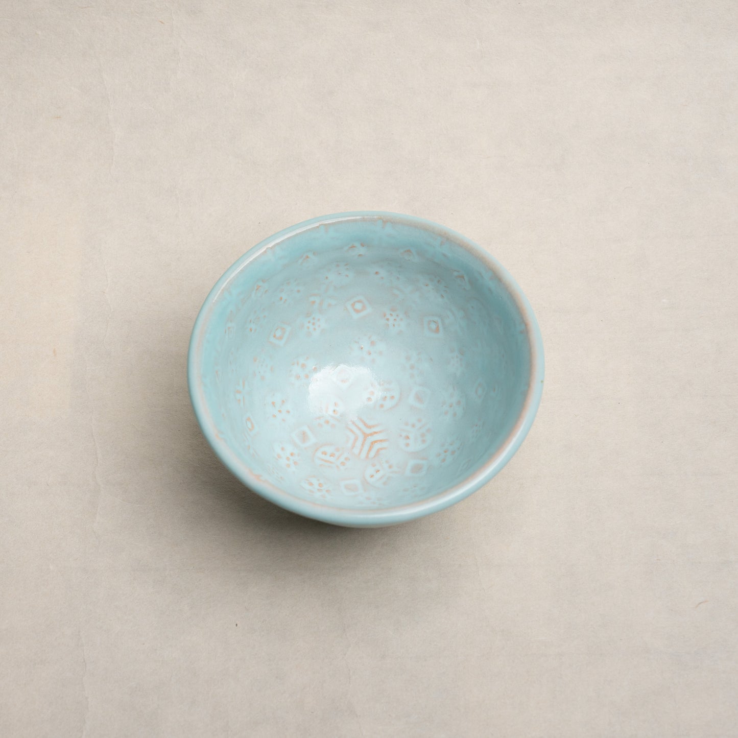 【岡田 泰】12_淡青釉印華文飯碗