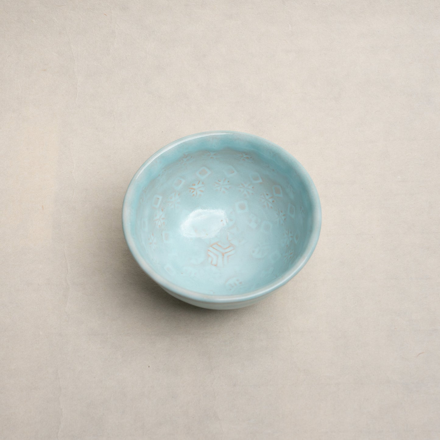 【岡田 泰】13_淡青釉印華文飯碗