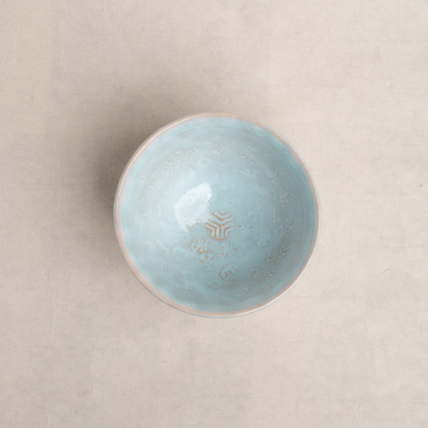【岡田 泰】14_淡青釉印華文飯碗