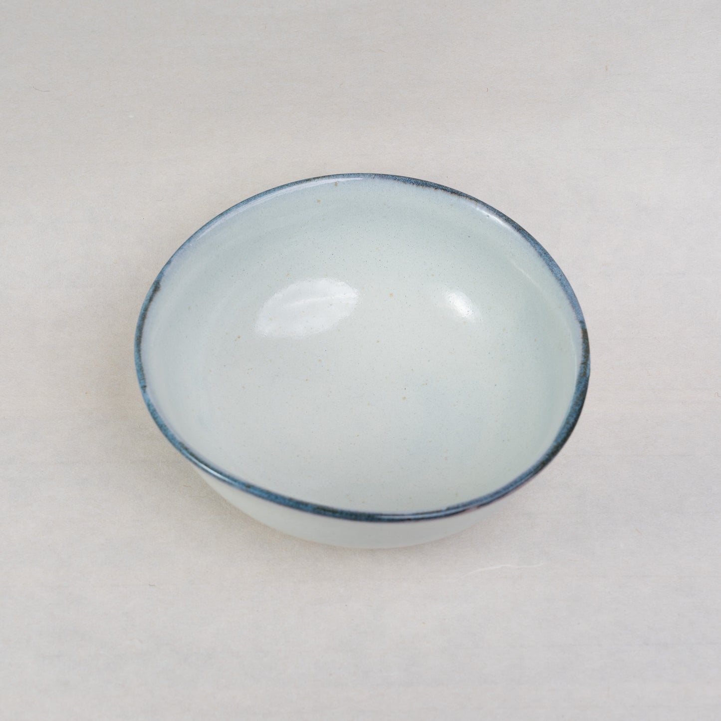 【伴 善雄】30_白萩釉たわみ鉢