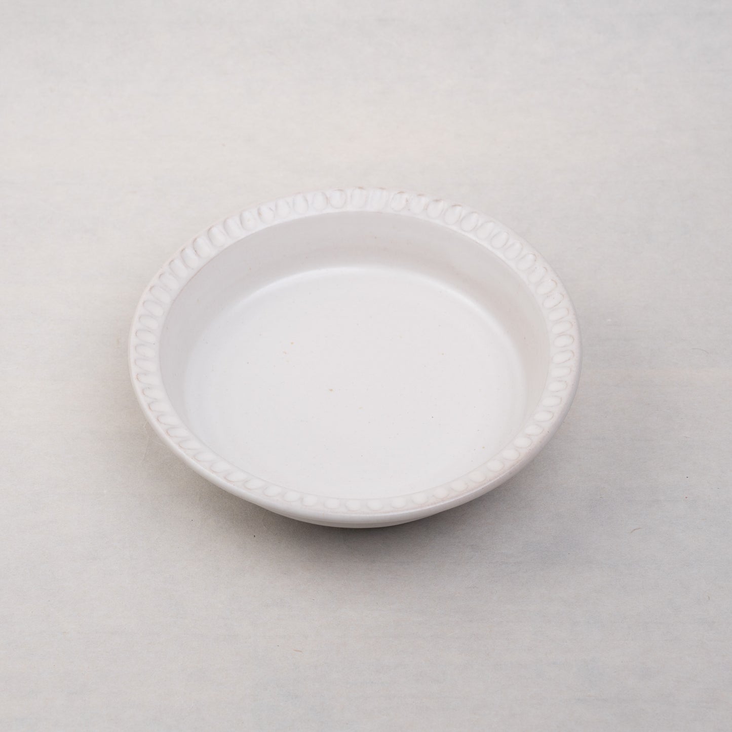 【伴 善雄】03_削白釉6寸平底鉢