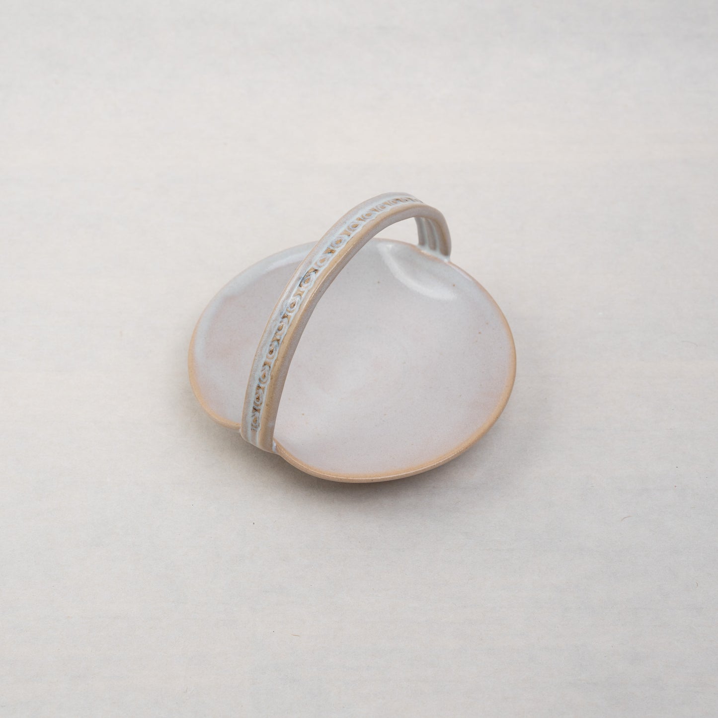 【伴 善雄】08_白萩手付き皿(大)