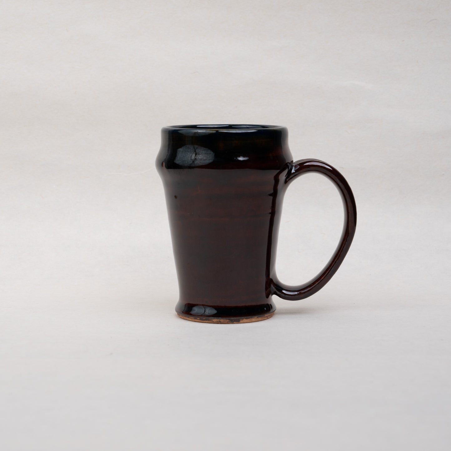 【伴 善雄】19_飴釉マグカップ
