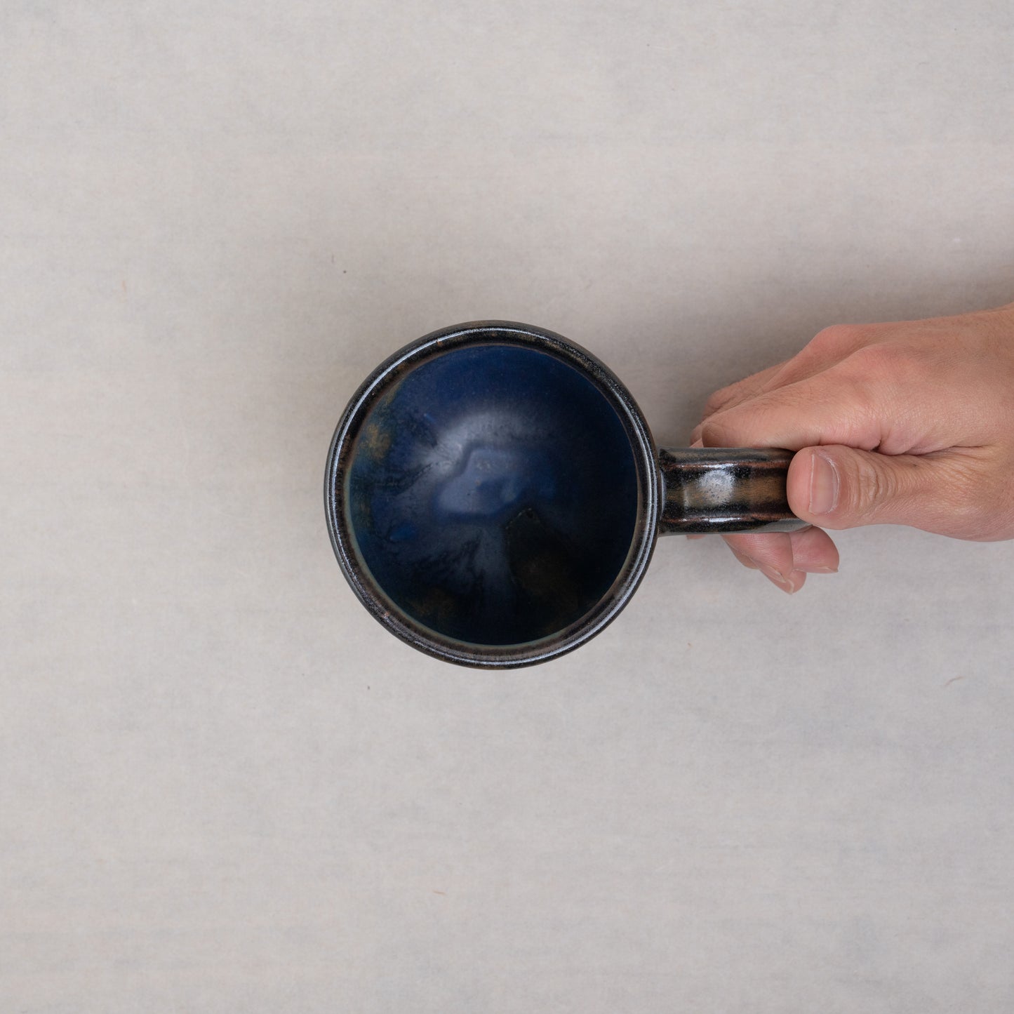 【伴 善雄】21_黒釉丸型マグカップ