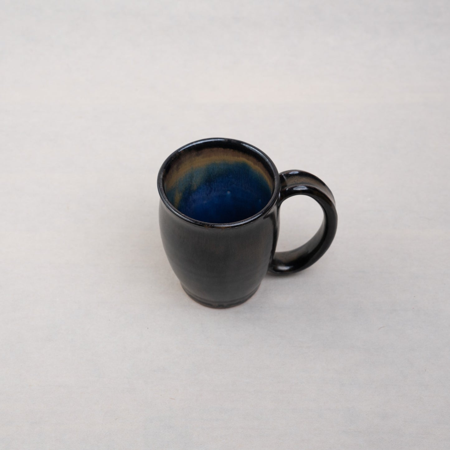 【伴 善雄】21_黒釉丸型マグカップ