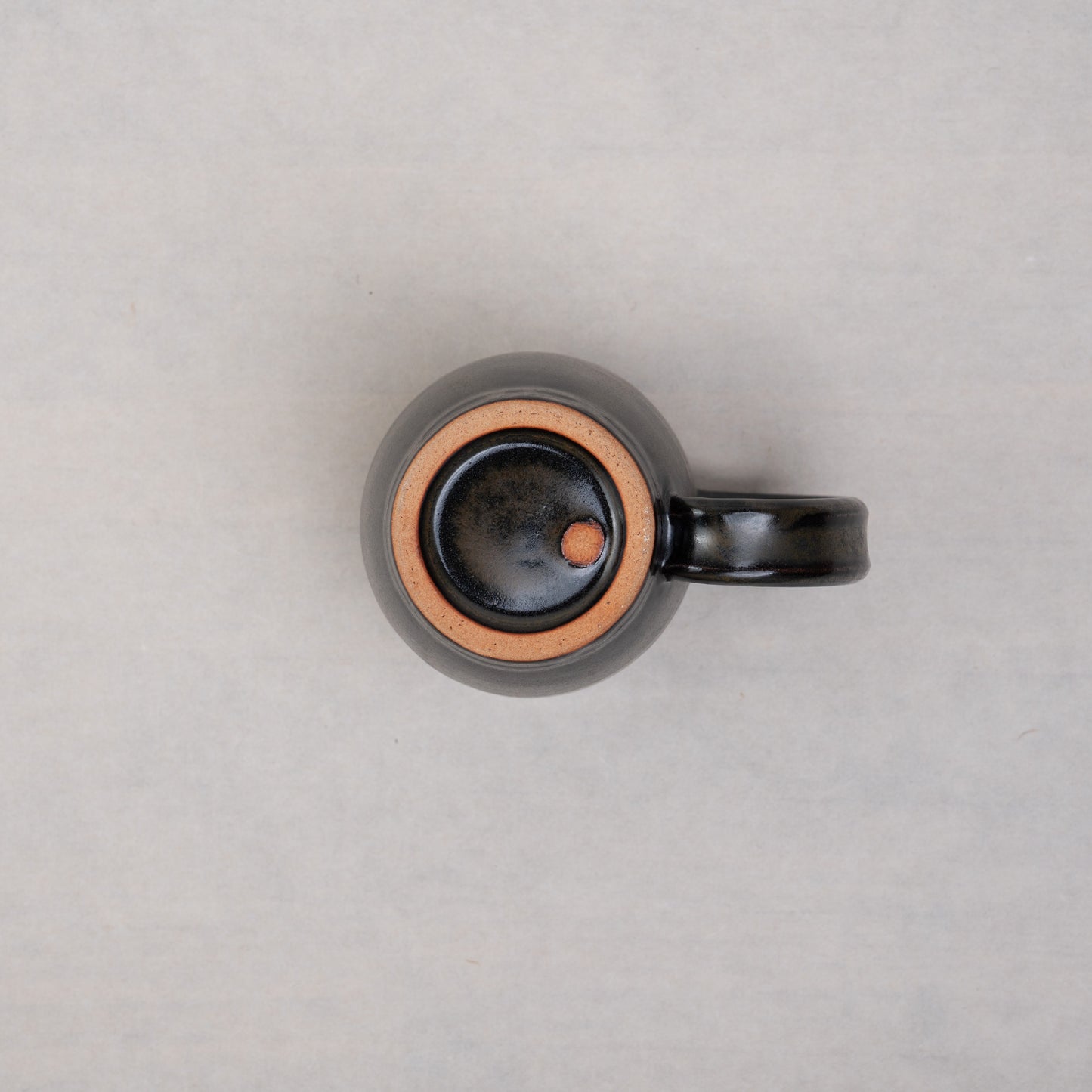 【伴 善雄】21_黒釉丸型マグカップ