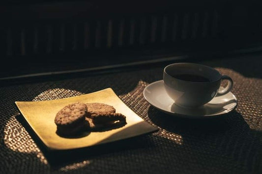 黄金の月を食卓に：金沢の金箔が描き出す「雲間の月影」の物語