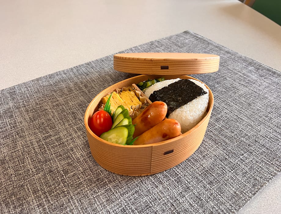 Rounded bento box, larger size.