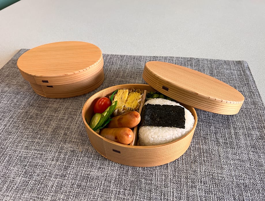 Rounded bento box, larger size.