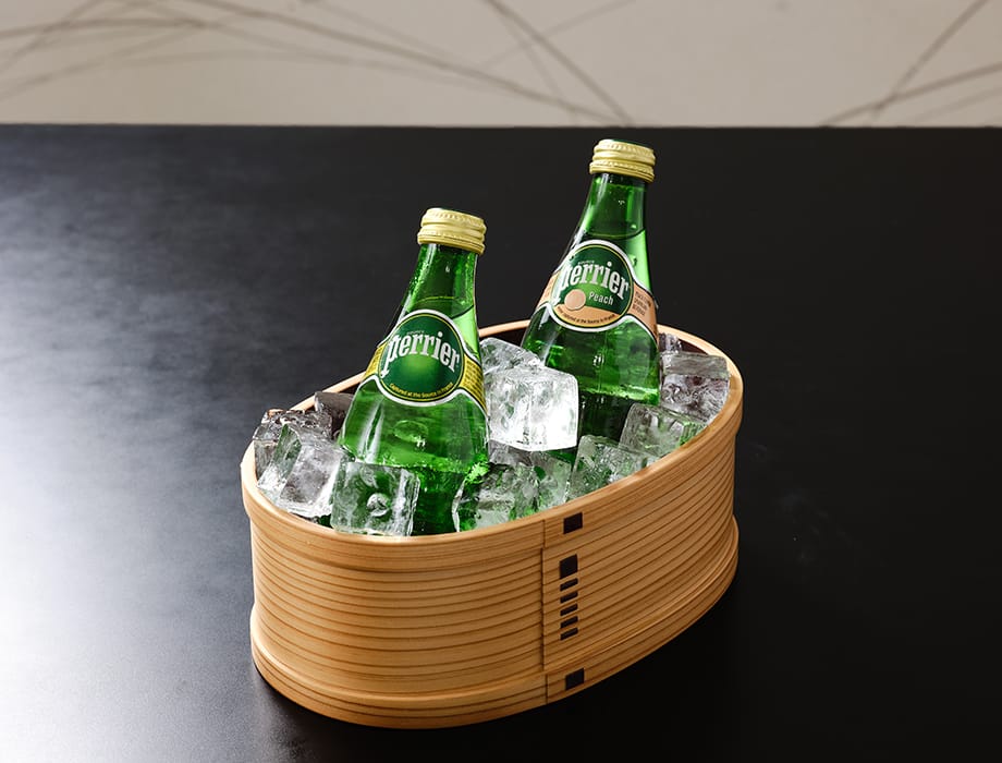 Open oval basket for bottles and ice.