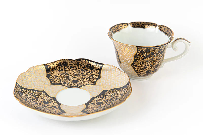 Teacup and plate with peach-patterned gold brocade (black)
