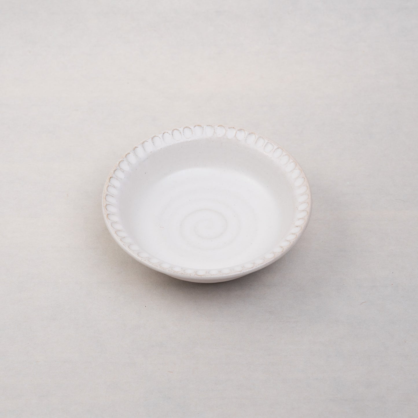 [Ban Yoshio] 04_Scraped white glaze 5-inch flat-bottomed bowl 