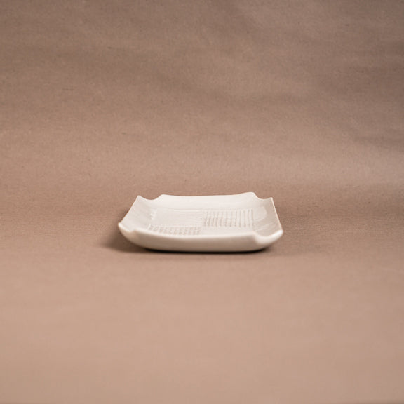 [Koreya Anan] White porcelain rectangular plate with ridged corners 