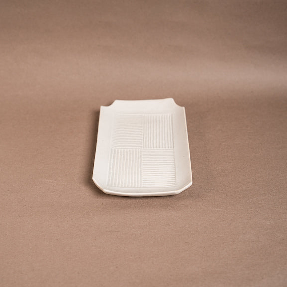 [Koreya Anan] White porcelain rectangular plate with ridged corners 