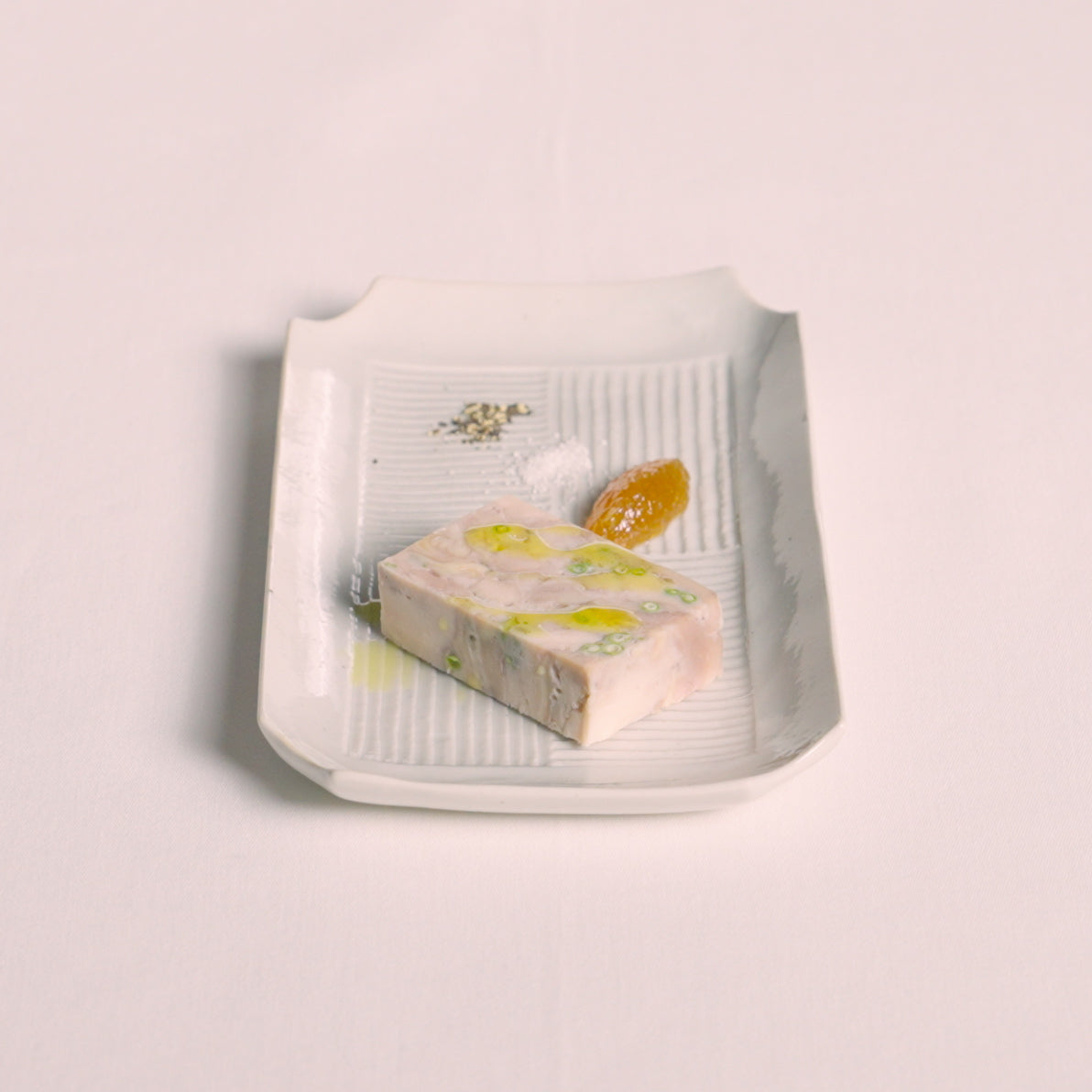 [Koreya Anan] White porcelain rectangular plate with ridged corners 